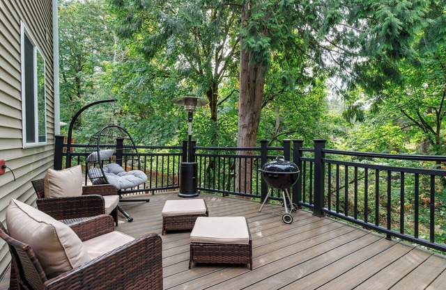 Spacious 7BR Lush Forest Family Retreat, Decks, Fire Pit, Bbq, Games, Jacuzzi,