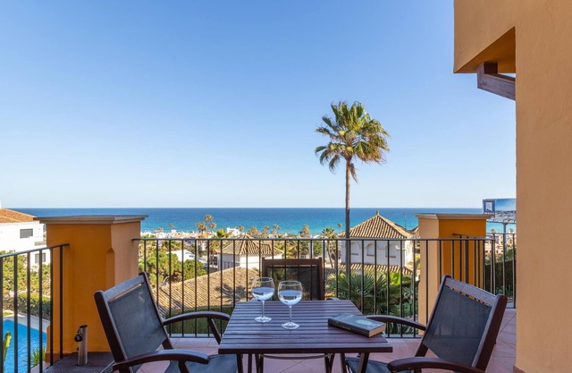 Apartamento de tres habitaciones, parking y terraza junto a la playa