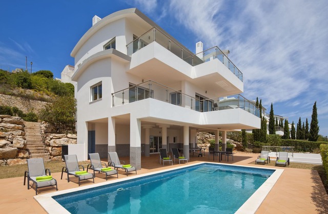 Amplia Villa de 4 dormitorios / 4 baño cerca de Burgau y la playa con jacuzzi y piscina