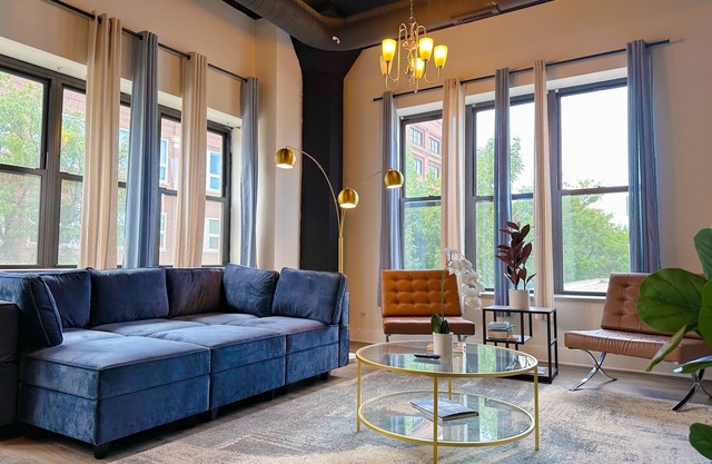 Spacious and luxurious apartment / sleeps 10 and with optional parking