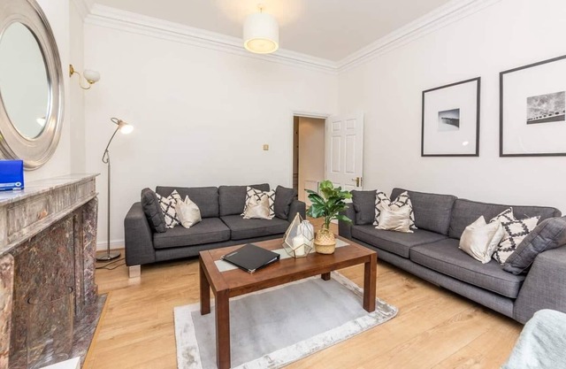 Spacious and recently modernised two-bedroom apartment in Kensington