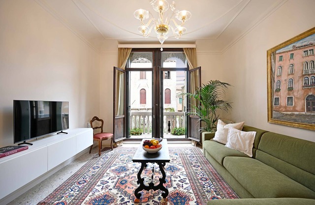 Spacious and Scenic Apartment at the Fenice Theatre