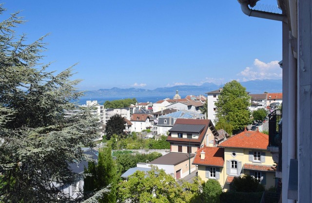 Espacioso apartamento en Évian-les-Bains con balcón y garaje
