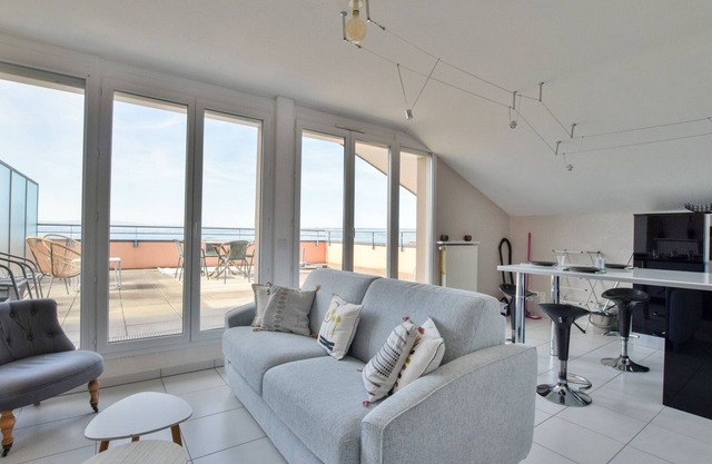 Amplio apartamento con terraza, se admiten mascotas y aparcamiento
