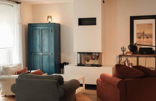 Spacious apartment 4 bedrooms near beach