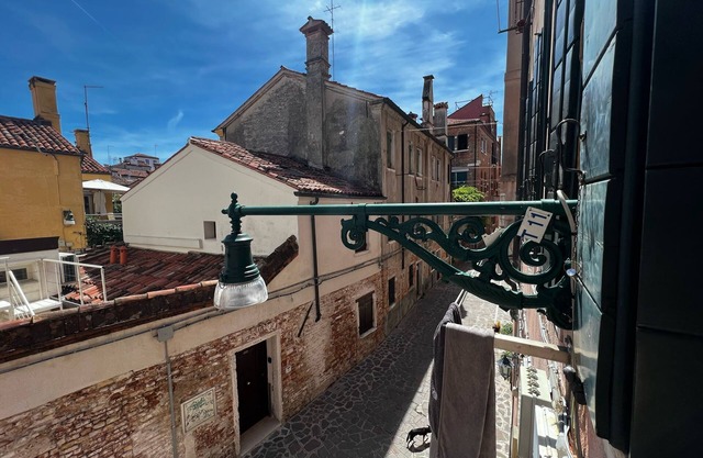 Spacious apartment near the Gallerie dell'Accademia in the heart of Venice