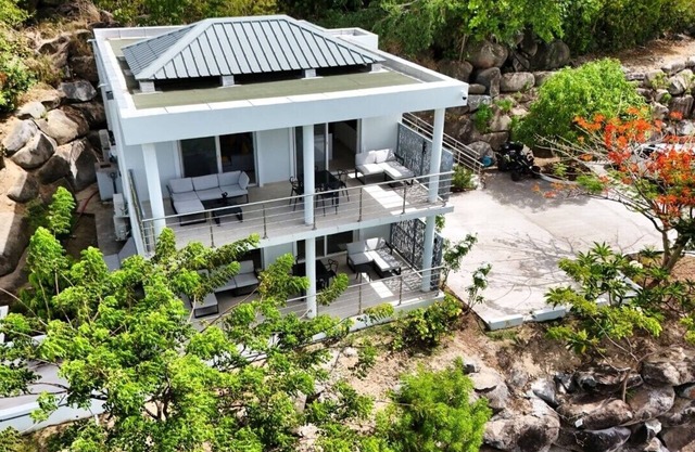 Cosy spacious appartment facing the sea with private garden