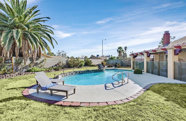 Spacious Backyard w/ Entertainment. Pool + Fire Pit & Pet Friendly!