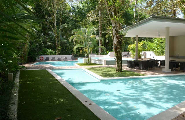 Spacious Beach Condo 5E