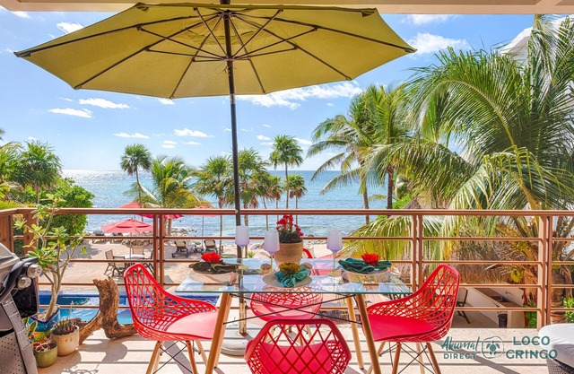 Nuevo condominio frente al mar en el segundo piso con piscina, vista al Caribe, aire acondicionado y wifi.