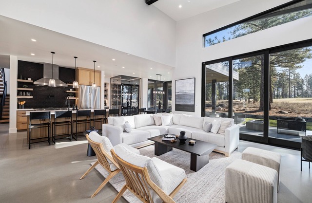 Custom Airy Home on Golf Course| Fresh Modern Design| Private Hot Tub & Gym