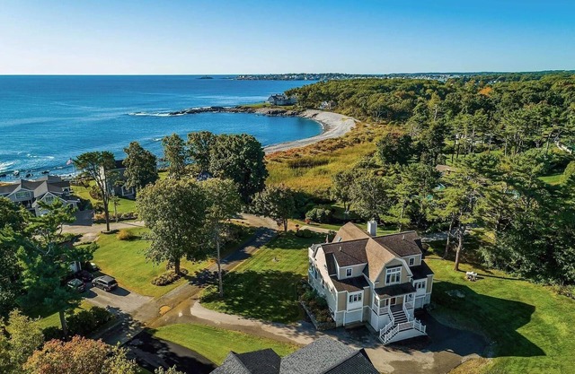 Spacious Cape Neddick Coastal Home !