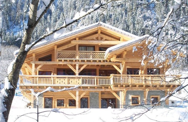 Spacious chalet for 14 people with WiFi, pets allowed and parking in Châtel