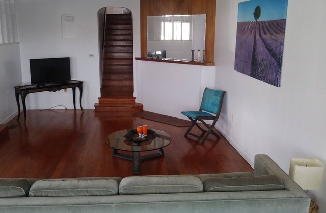 Amplio Charmer East Bay Home con capacidad para 11 personas. 寬大 迷你 风格