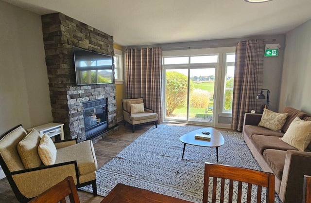 Spacious Condo next to The Blue Mountains w/ Patio