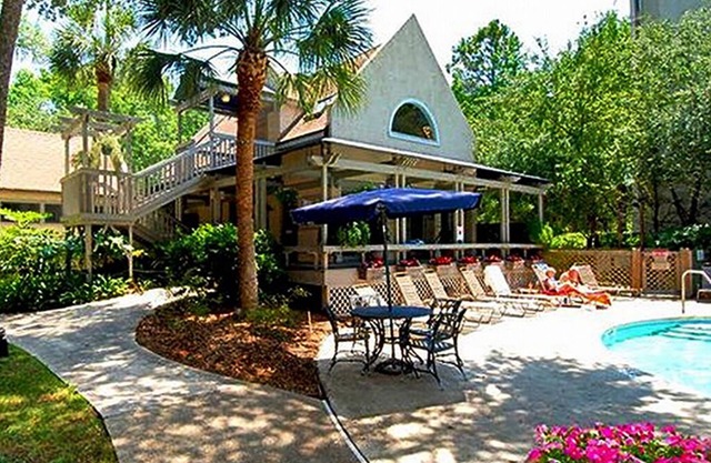 ¡Ubicación ideal! Frente a Coligny Plaza y cerca de la playa
