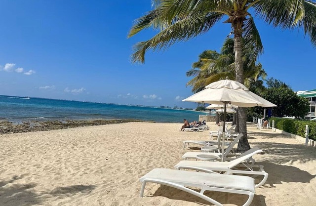 Spacious Condo, Newly decorated, Just Walk Out the Door onto 7 Mile Beach