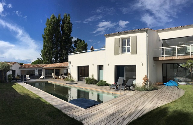 Amplia villa contemporánea, luminosa y tranquila, para familias numerosas