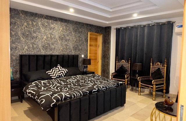 Spacious ,cozy modern elegant