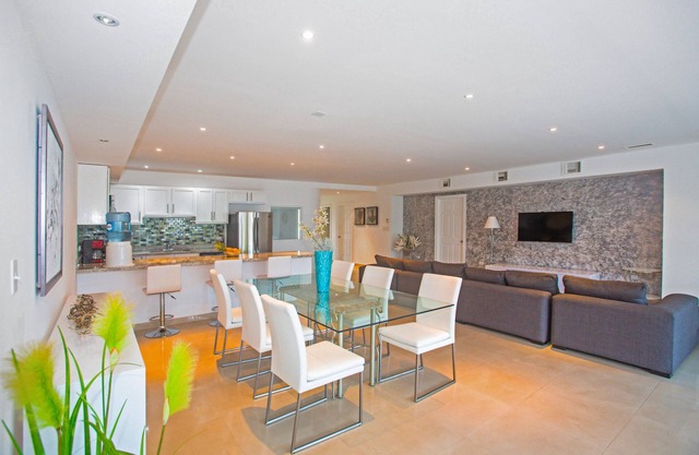 Amplio y acogedor condominio con vista al mar con excelentes comodidades, cerca de la ciudad y las playas.
