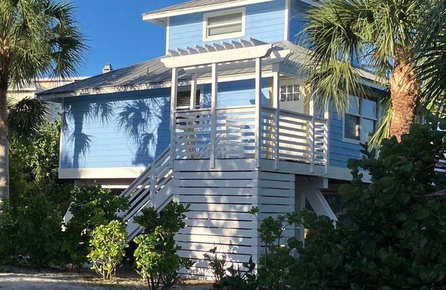Spacious "Crab Cakes" Cottage on N. Captiva Island,FL with GolfCart and Starlink