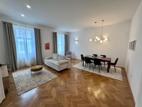 Spacious Designer Apartment in heart of the town