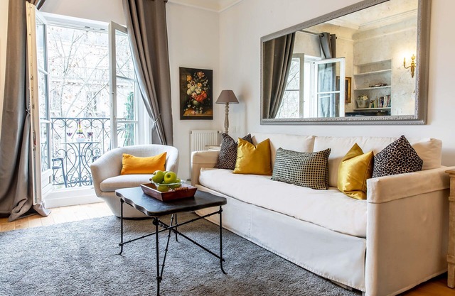 ¡VENTA! Espacioso, encantador 1 dormitorio con balcón y vista de Eiffel digna de Instra