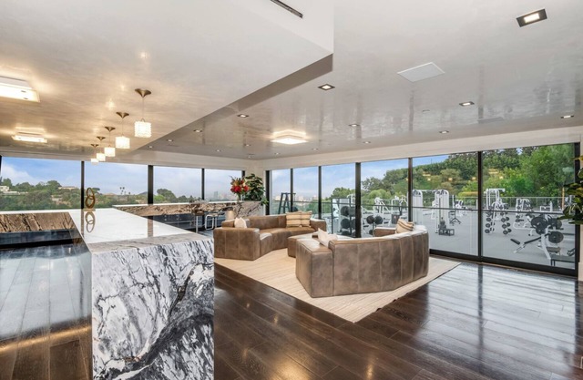 Spacious estate in charming Los Angeles with WiFi, AC, fitness room