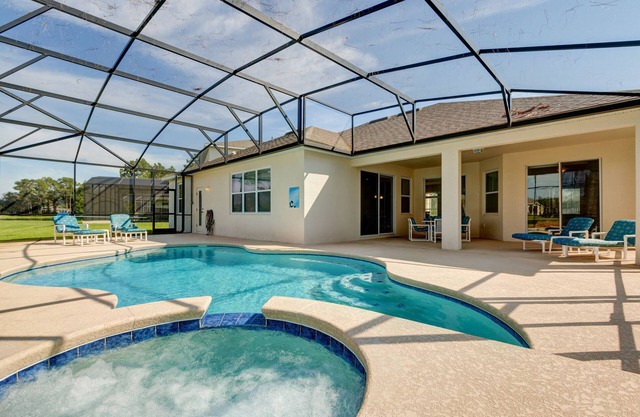 Amplia villa ejecutiva con gran piscina privada. Impresionante campo de golf y vistas al lago