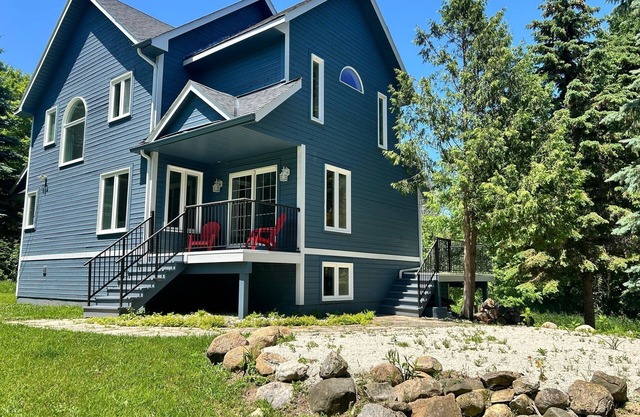 Spacious family-friendly chalet with mountain views, one acre lot, very private