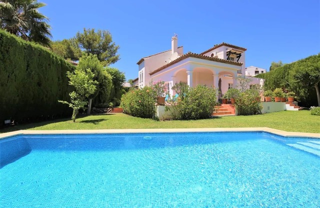 Amplia villa familiar en comunidad exclusiva, Zona residencial cerca de la playa y de Marbella