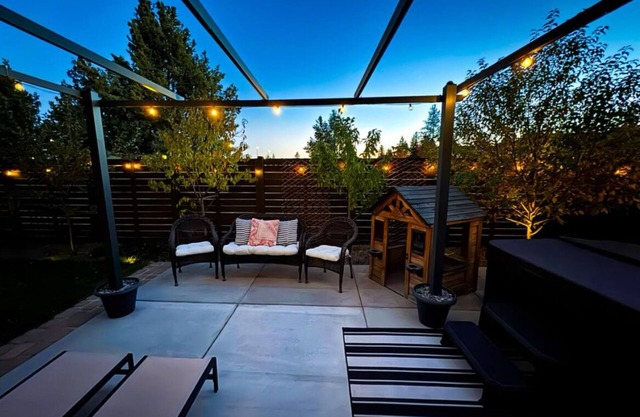 Spacious Family-friendly Private Home with Open Views in Old Farm, near Old Mill