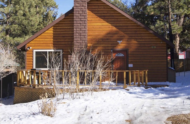 Spacious Hidden Gem, Dog-Friendly, WiFi, with Fence and Deck