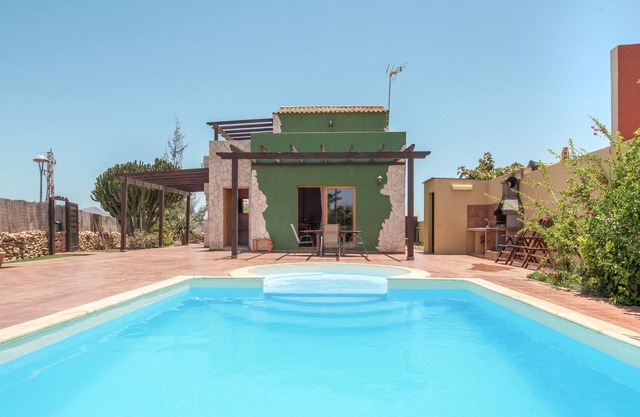 Amplia casa de vacaciones "Casa Luis" con Wi-Fi, piscina, jardín y terraza; aparcamiento disponible; se admiten mascotas