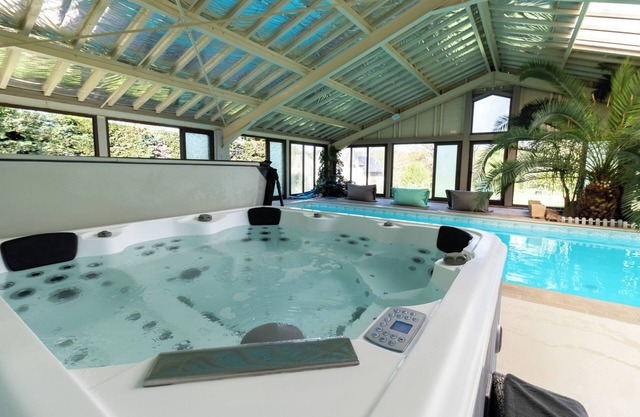 Villa 'Gîte Piscine Et Jacuzzi Intérieurs' con piscina, terraza, jardín y Wi-Fi