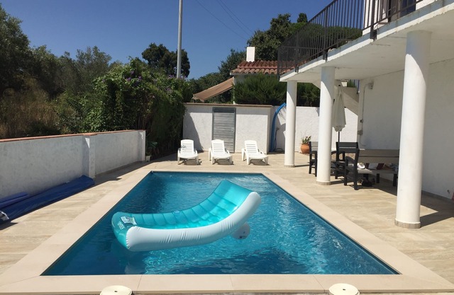 Amplia casa de vacaciones con piscina privada, internet, aire acondicionado