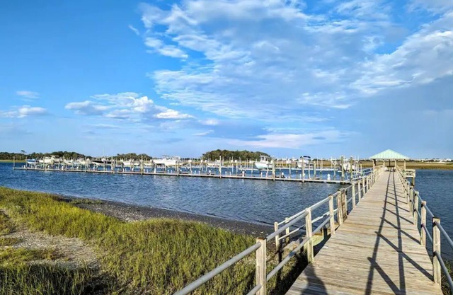 Spacious home, 24' boat slip, waterfront community