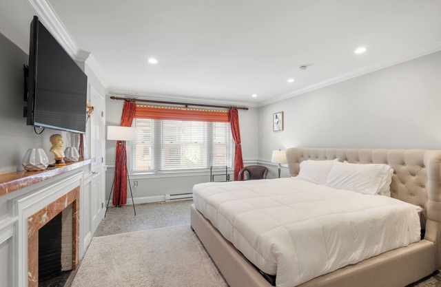 Spacious home in Rittenhouse Square with six private 1-bedroom units. Sleeps 14!
