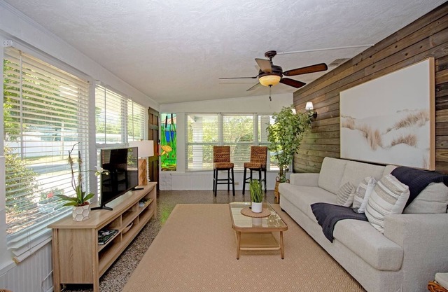 Spacious Home Near Beaches & Azalea Park