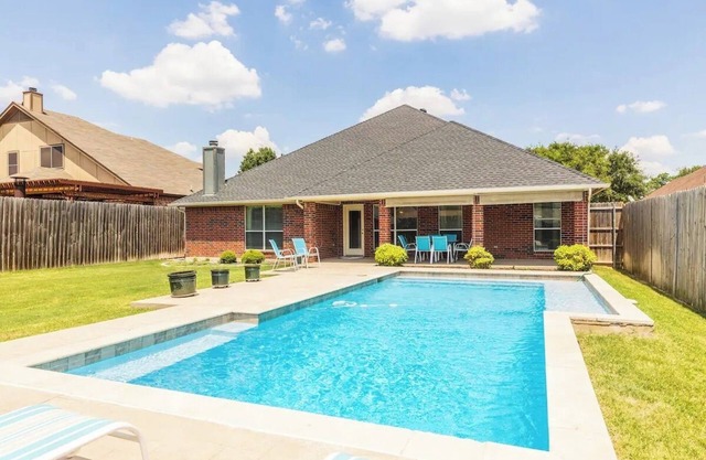 Spacious Home. Pool. Hot Tub. Grill. Pool Table. 4 Bed. 2 Bath.