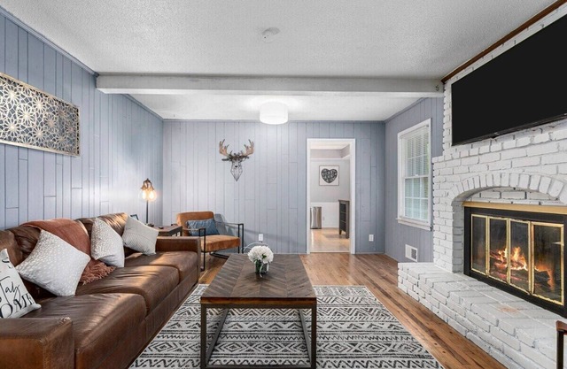 Large Home in OP Fenced Yard 2LivingSpaces Pets