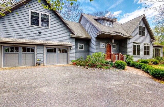 Amplia casa con terraza acristalada, patio y chimenea, ¡súper cerca de la ciudad y los sitios!