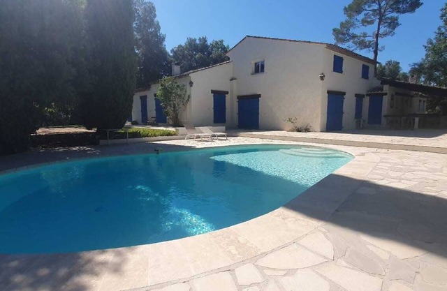 Spacious house with pool in Bagnols en Forêt