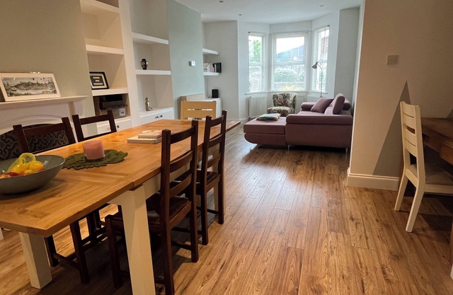 Spacious house in glorious Bath suburbs - large garden & private parking