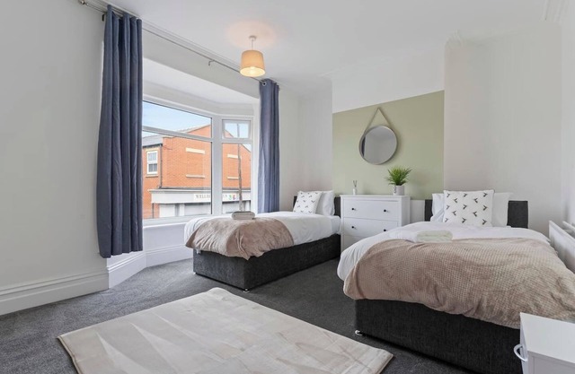 Spacious House Sleeps 9 Town Centre Free Parking Fast WiFi