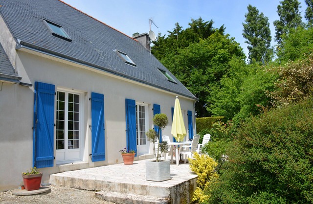 espaciosa casa con gran jardín y una terraza en la bahía de Douarnenez