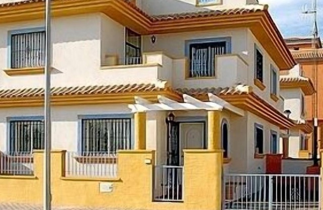 Amplia casa con piscina compartida en una ubicación tranquila del pueblo. ** Wi-Fi gratis **