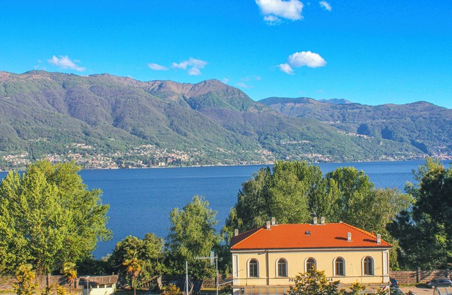 casa 4 dormitorio amplio y distante con impresionantes vistas al lago
