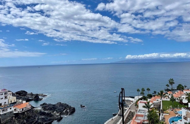 Apartamentos amplios, luminosos y acogedores con vista al mar.