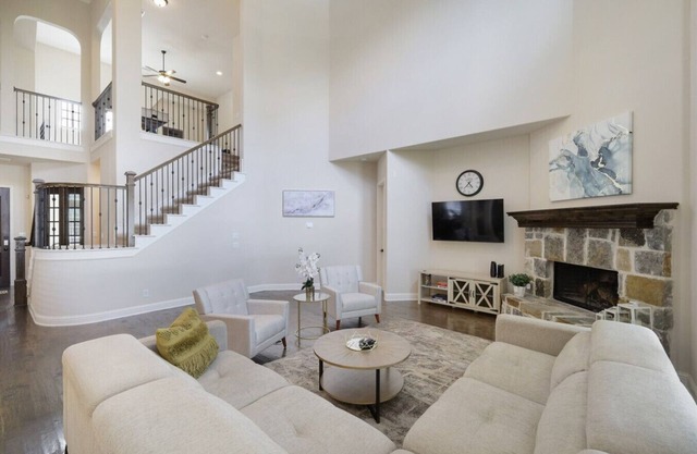 Spacious & Luxe, 5 Star Neighborhood, Movie Theatr